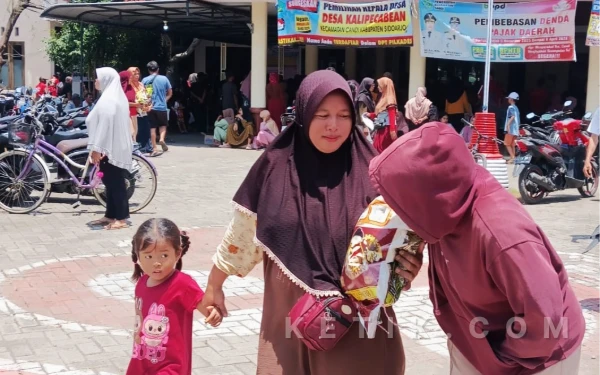 Thumbnail Berita - Korban Banjir Kalipecabean Sidoarjo Terima Bantuan Beras Premium