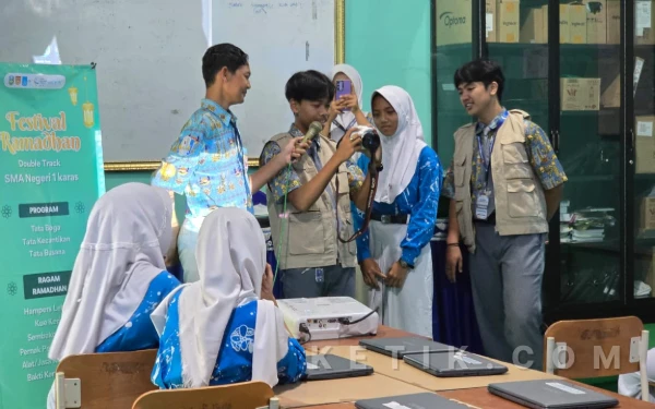 Thumbnail Berita - Ramadhan Penuh Karya! Siswa SMAN 1 Karas Gelar Bazar, Demo Makeup, hingga Pelatihan Digital untuk Masyarakat