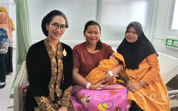 Thumbnail Berita - Hari Jadi Pacitan ke-281, Tiga Bayi Lahir di RSUD dr. Darsono Terima Kado dari Efi Suraningsih