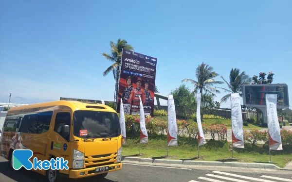 Thumbnail Berita - Patung Jokowi di Depan Sirkuit Mandalika Tertutup Baliho di MotoGP 2025