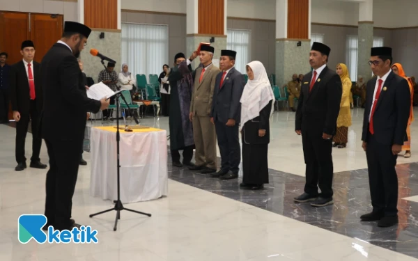 Thumbnail Berita - Bassam Kasuba Kukuhkan Enam JPT Pratama, Tegaskan Reformasi Birokrasi Halsel Berbasis Kinerja dan Integritas