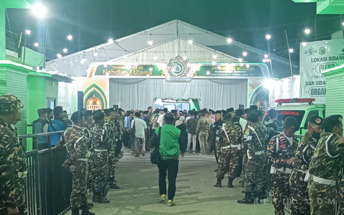 Foto Suasana area depan Sidang Pleno Muktamar Ke-35 NU tentang tata cara pemilihan ketua umum PBNU di Tambakberas Jombang, 29 Agustus 2026. (Foto: Rifat/Ketik.com)