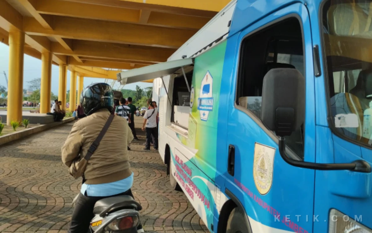 Foto Warga memanfaatkan layanan aktivasi IKD yang digelar Dispendukcapil Jember di JSG. (Foto: Fadli/Ketik.com)