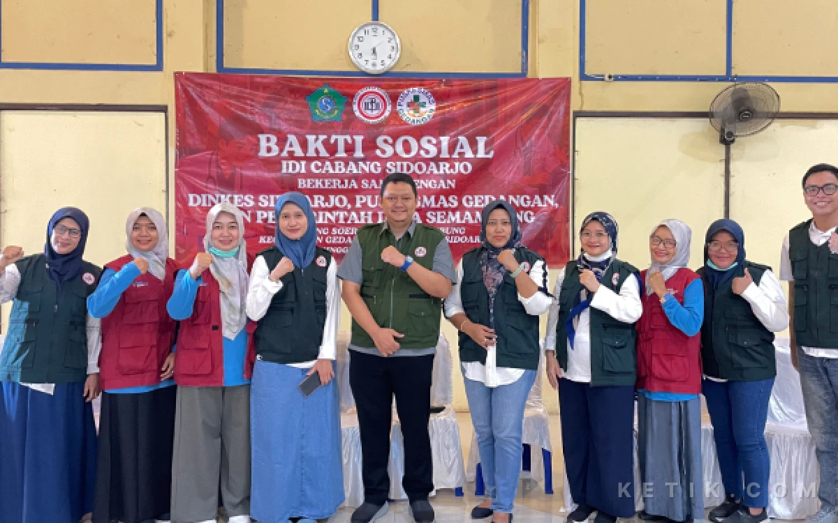 Foto Ketua IDI Cabang Sidoarjo dr Nugroho Eko Wirawan Budianto SH MH MSi  (tengah) bersama (stakeholder) dalam kegiatan bakti sosial IDI Cabang Sidoarjo bersama Dinkes Sidoarjo, Puskesmas Gedangan, dan Pemerintah Desa Semambung, berupa pemeriksaan kesehatan gratis dan pemberian bantuan sembako kepada masyarakat, Minggu (11 Oktober 2026).(Foto: Anas/ketik.com).
