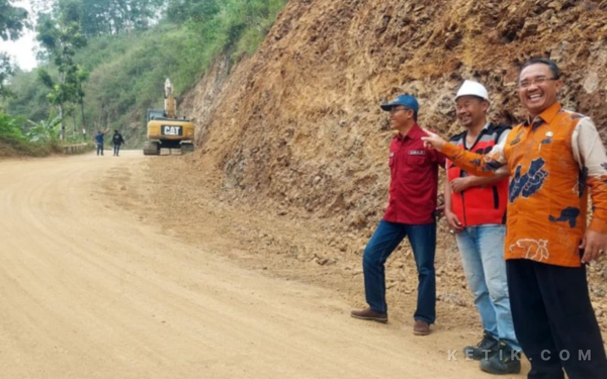 Thumbnail Berita - Infrastruktur Jalan Provinsi di Pacitan Masih Sisakan PR, Ini Dua Proyek yang Wajib Dilanjutkan