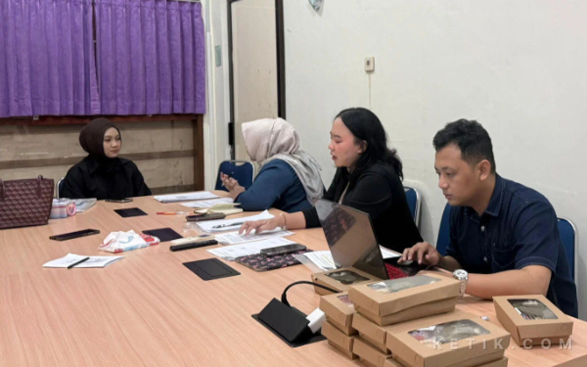 Foto Proses pendampingan hukum dan psikologis tim hukum Rahajeng & Co dan Bakumham Golkar bagi para korban balita di Universitas Ahmad Dahlan (UAD) Yogyakarta sebagai upaya penuntasan trauma dan penegakan keadilan. (Foto: Sam for Ketik.com)