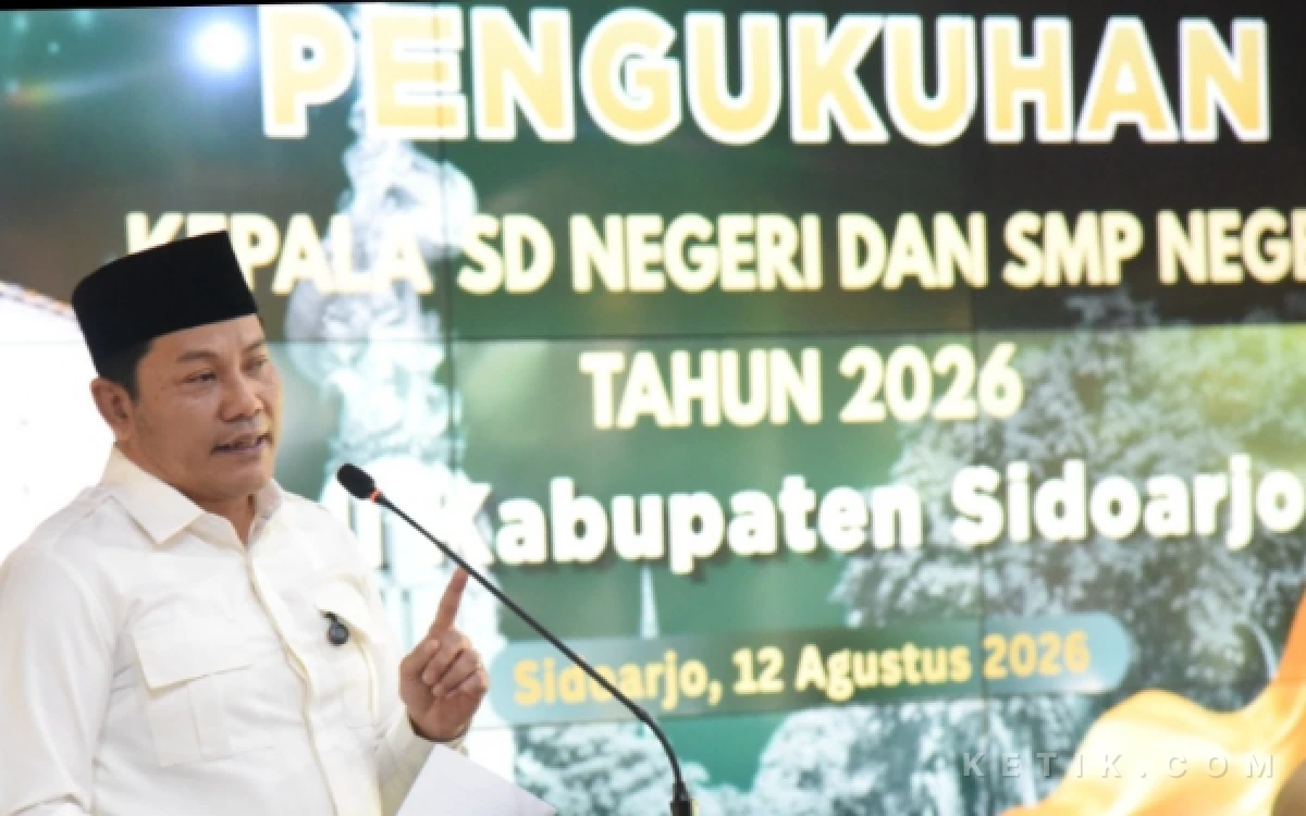 Foto Bupati Subandi menyampaikan arahan dan wanti-wanti kepada para kepala sekolah yang dikukuhkan di Pendopo Delta Wibawa. (Foto: Sigit/Kominfo Sidoarjo).