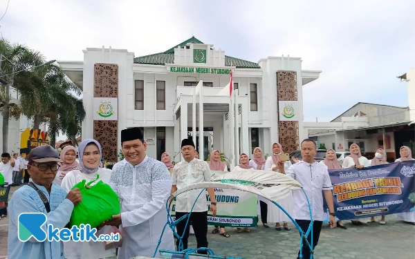Bulan Ramadan, Kejari Situbondo Bagikan Takjil Buka Puasa dan Paket Sembako