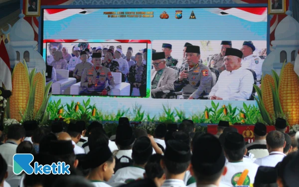 Thumbnail Dalam acara itu Komjen Dedi juga menyapa jajaran Polres se-Indonesia yang juga melakukan penanaman jagung serentak bersama Pesantren di wilayah masing-masing. (Foto: Rifat/Ketik)