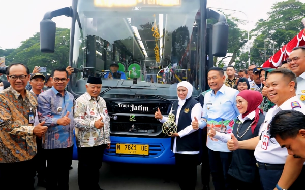 Thumbnail Berita - Trans Jatim Bikin Akses Perjalanan Antarkota Makin Mudah! Ini Bukti Ide Cemerlang Transportasi Publik ala Gubernur Khofifah Sukses