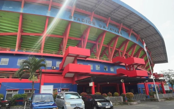 Thumbnail Berita - Momen Haru 100 Tahun Stadion Gajayana, Kuncoro 'Berpulang' di Tempatnya Merajut Mimpi