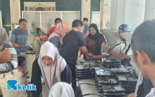 Thumbnail Ketik.com dan Komunitas Sejoli Bagikan Ratusan Nasi Kotak untuk Penunggu Pasien RSUP Dr Sardjito