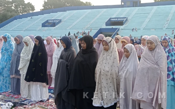 Foto Ribuan jemaah Muhammadiyah telah melaksanakan salat Idulfitri 1447 H di Stadion Gajayana Malang pada Jumat, 20 Maret 2026. (Foto: Aliyah/Ketik.com)