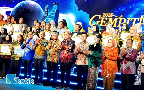 Thumbnail Berita - 40 Ribu Guru Jatim Gebrak Gempita Awards 2025! Emil Dardak Beber Jurus Ampuh Dongkrak Mutu Pendidikan