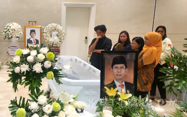 Thumbnail Berita - Baru Landing, Khofifah Langsung Melayat ke Cak Awi Ketua DPRD Surabaya