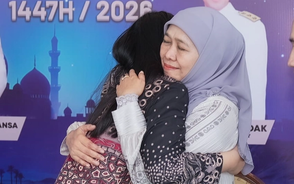 Thumbnail Berita - Tradisi Riyayan! Gubernur Khofifah Silaturahmi Bareng Ribuan Orang di Grahadi, Momen Kedekatan Warga dengan Pemimpinnya