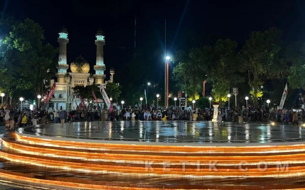 Thumbnail Berita - Warga Tumpah Ruah di Alun-alun Merdeka Kota Malang Jelang Peresmian