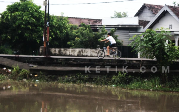 Thumbnail Berita - Penahan Jalan Beton di Sungai Tulangan, Sidoarjo, Ambrol