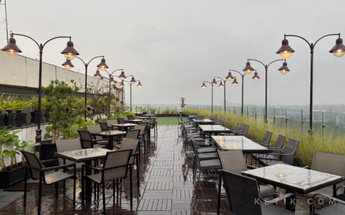 Foto Skyroom Cafe, HOTEL THE 1O1 Malang OJ menjadi tempat WFH yang nyaman dengan pemandangan Kota Malang yang indah. (Foto: Aliyah/Ketik.com)