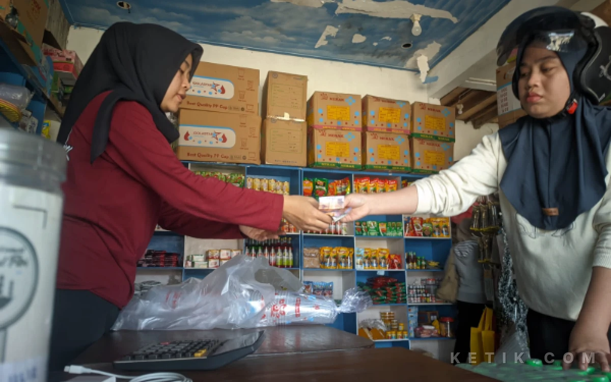 Thumbnail Berita - Kresek Belanja Tak Lagi Gratis, Harga Plastik di Pacitan Naik hingga 7 Persen