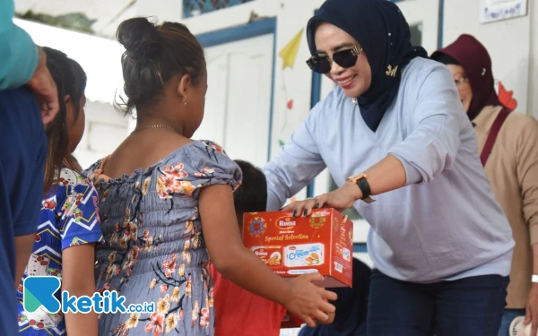 Thumbnail Berita - Wabup Sidoarjo Mimik Idayana Perhatikan Wilayah Terpencil, Bagi Bantuan di Dusun Pucukan