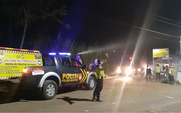Thumbnail Berita - Antisipasi Kemacetan Libur Panjang, Polres Malang Pasang Banner Imbauan di Jalur Wisata