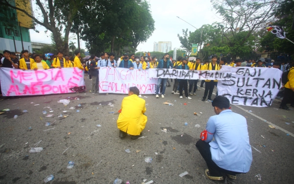 Thumbnail Ribuan Mahasiswa yang tergabung dalam Cipayung Plus, BEM Sumsel, Dema UIN RF Palembang, dan Aliansi Mahasiswa Sumsel melakukan aksi kekantor DPRD Sumatera Selatan, Jalan POM IX, Kecamatan Ilir Barat I, Senin, 1 September 2025. Mahasiswa mendesak DPR untuk tidak merealisasikan tunjangan bagi anggota dewan. Selain itu, mendesak DPR untuk segera merealisasikan RUU Perampasan Aset, Revisi UU Pemilu, dan evaluasi kinerja DPR. (Foto: Wahyu Rahmanto/Ketik)