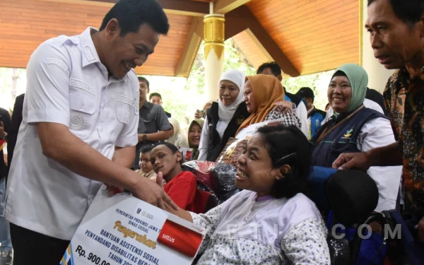 Thumbnail Berita - Bupati Subandi Dampingi Gubernur Khofifah Serahkan Bansos, Penerima Tersenyum Semringah