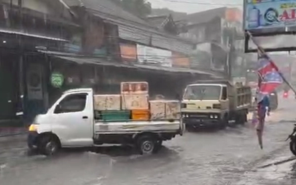 Thumbnail Diguyur Hujan Deras, Kota Malang jadi Kolam Raksasa