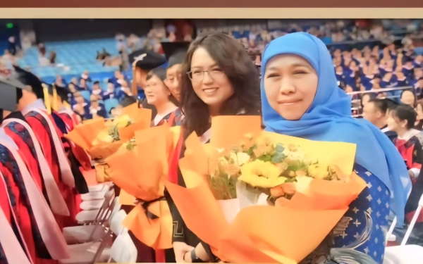 Thumbnail Berita - Momen Haru! Khofifah Dapat Penghormatan Saat Wisuda Anaknya di Universitas Peking