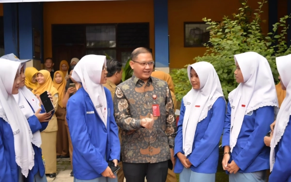 Thumbnail Berita - Kadisdik Jatim Dampingi Menko Pangan Zulhas di SMAN 15 Surabaya! Bangga Saksikan Siswa Sumringah Terima MBG