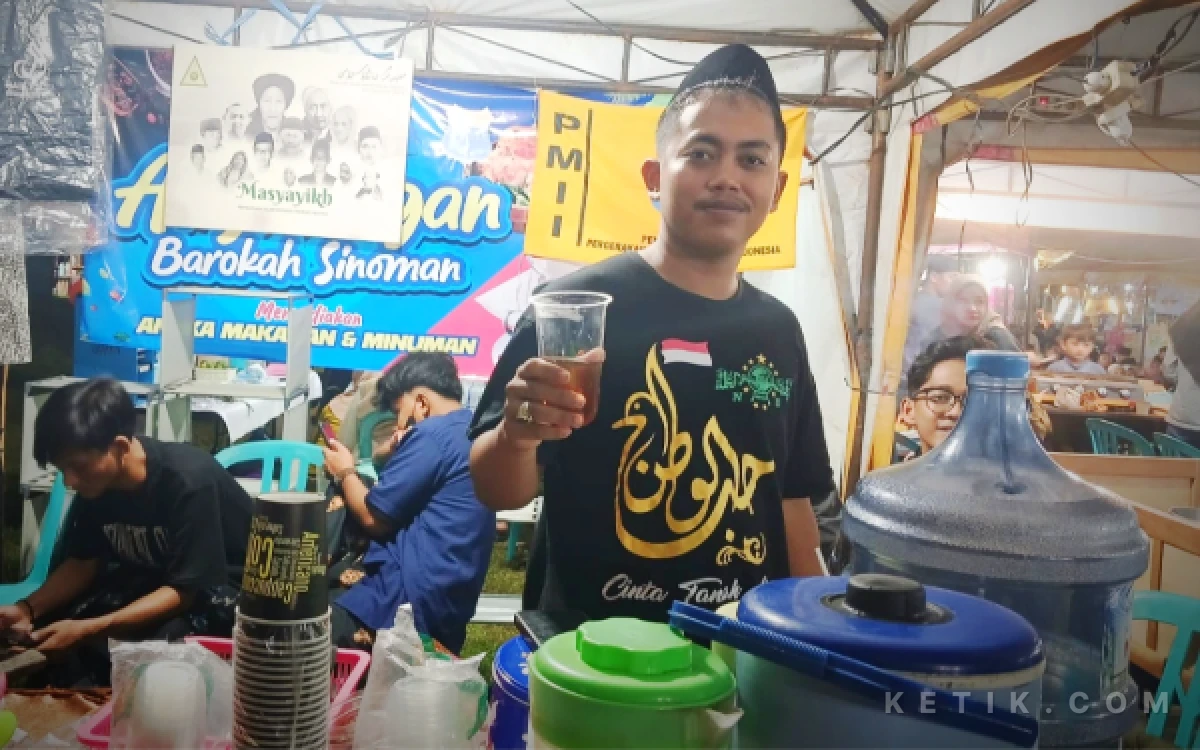 Thumbnail Berita - Iseng Jualan Es di Syawalan Fest Pacitan 2026, Penjual Ayam Ini Malah Cuan Jutaan Rupiah