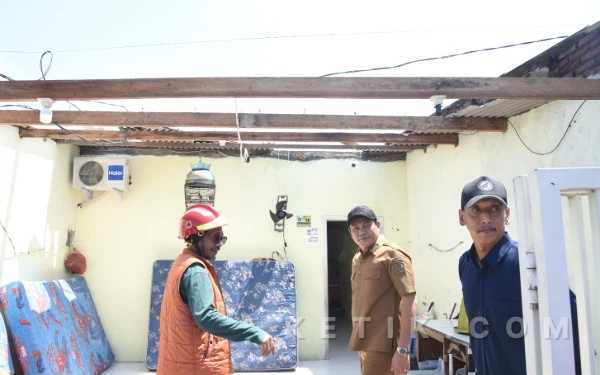 Thumbnail Berita - Puting Beliung Rusak 76 Rumah, Bupati Subandi Minta BPBD Sidoarjo Cepat Perbaiki