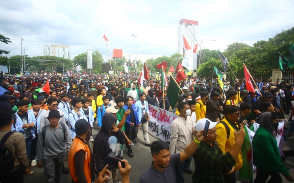 Thumbnail Ribuan Mahasiswa yang tergabung dalam Cipayung Plus, BEM Sumsel, Dema UIN RF Palembang, dan Aliansi Mahasiswa Sumsel melakukan aksi kekantor DPRD Sumatera Selatan, Jalan POM IX, Kecamatan Ilir Barat I, Senin, 1 September 2025. Mahasiswa mendesak DPR untuk tidak merealisasikan tunjangan bagi anggota dewan. Selain itu, mendesak DPR untuk segera merealisasikan RUU Perampasan Aset, Revisi UU Pemilu, dan evaluasi kinerja DPR. (Foto: Wahyu Rahmanto/Ketik)