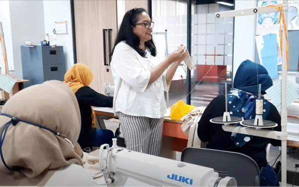 Tingkatkan Ekonomi Mikro, Dosen UC Berikan Pelatihan Hijab Kreatif