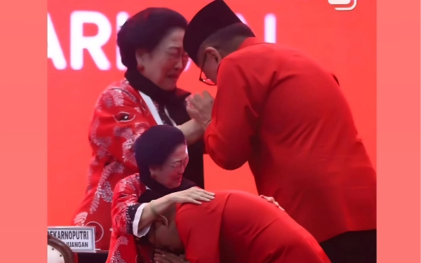 Thumbnail Berita - Satyam Eva Jayate! Hasto Datang dan Cium Tangan Megawati, Tangis Ketua Umum Pecah