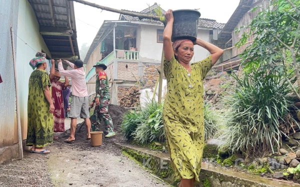 Thumbnail Berita - Warga dan Satgas TMMD Ke-127 Kodim 0823 Situbondo Gotong Royong Angkut Material Pembangunan MCK