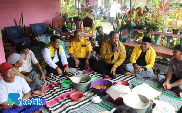 Thumbnail Berita - Respons Suara Rakyat, Cak Hadi Bantu Perbaiki Kerusakan Rumah Warga hingga Penerangan Jalan Desa di Kediri