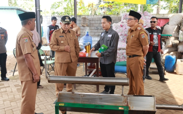 Thumbnail Berita - Samdesgotro di Gondanglegi, Bupati Malang Tinjau TPST Olah Sampah Jadi BBM Alternatif
