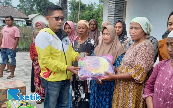 Thumbnail Berita - Ketua DPD Partai Golkar Lumajang Bantu Korban Erupsi di Desa Supit Urang