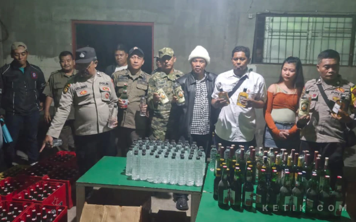 Foto Forkopimka Tulangan merazia salah satu kafe di Desa Kepunten, Kecamatan Tulangan. (Foto: Kecamatan Tulangan)