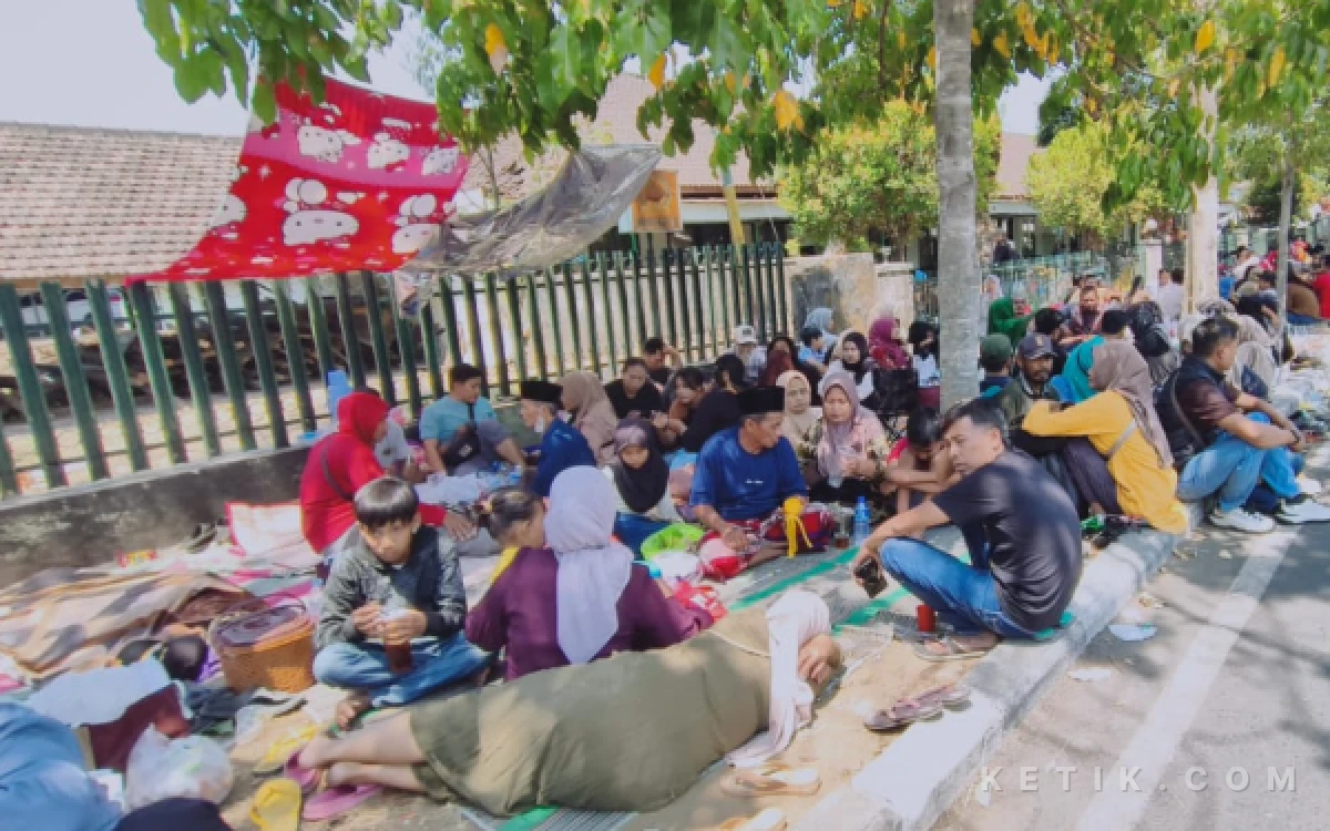 Thumbnail Berita - Berangkat ke Malang Sejak Subuh, Prayit Berharap Anaknya Lolos Seleksi TNI