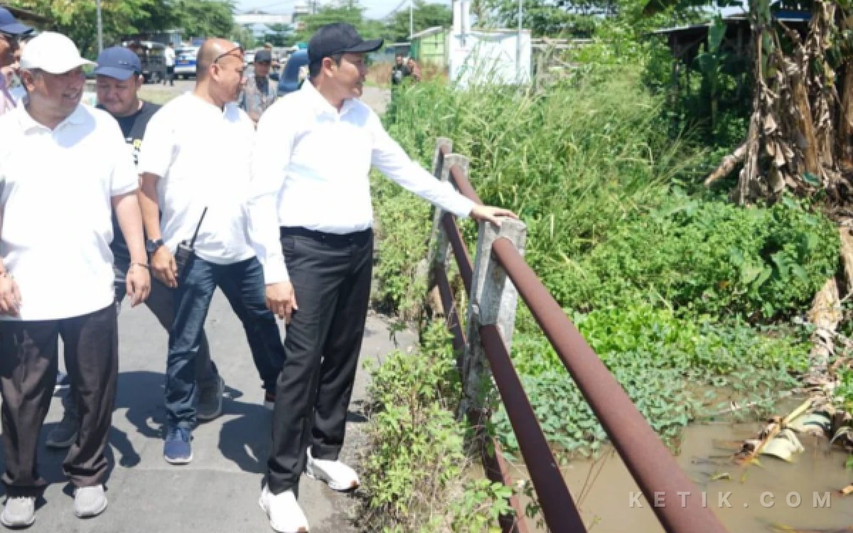 Foto Bupati Subandi bersama anggota Komisi C DPRD Sidoarjo M. Nizar mengecek langsung kondisi jembatan di Kecamatan Tarik dan memerintahkan segera ada perbaikan dan pembangunan. (Foto: Martha/Kominfo Sidoarjo).