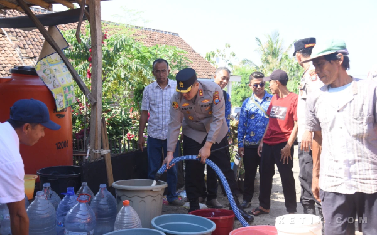Thumbnail Berita - Polres Bondowoso Bergerak Cepat, Puluhan Ribu Liter Air Bersih Mengalir ke Wilayah Krisis Kekeringan
