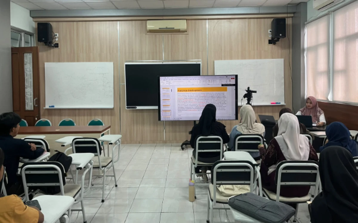 Foto Suasana kelas  dalam acara ICLC yang diselenggarakan Fakultas Syariah Universitas Islam Negeri (UIN) Maulana Malik Ibrahim Malang dan Faculty of Law, Universiti Teknologi MARA (UiTM), Malaysia, Senin, 26 Oktober 2026. (Foto: Fakultas Syariah UIN Malang)