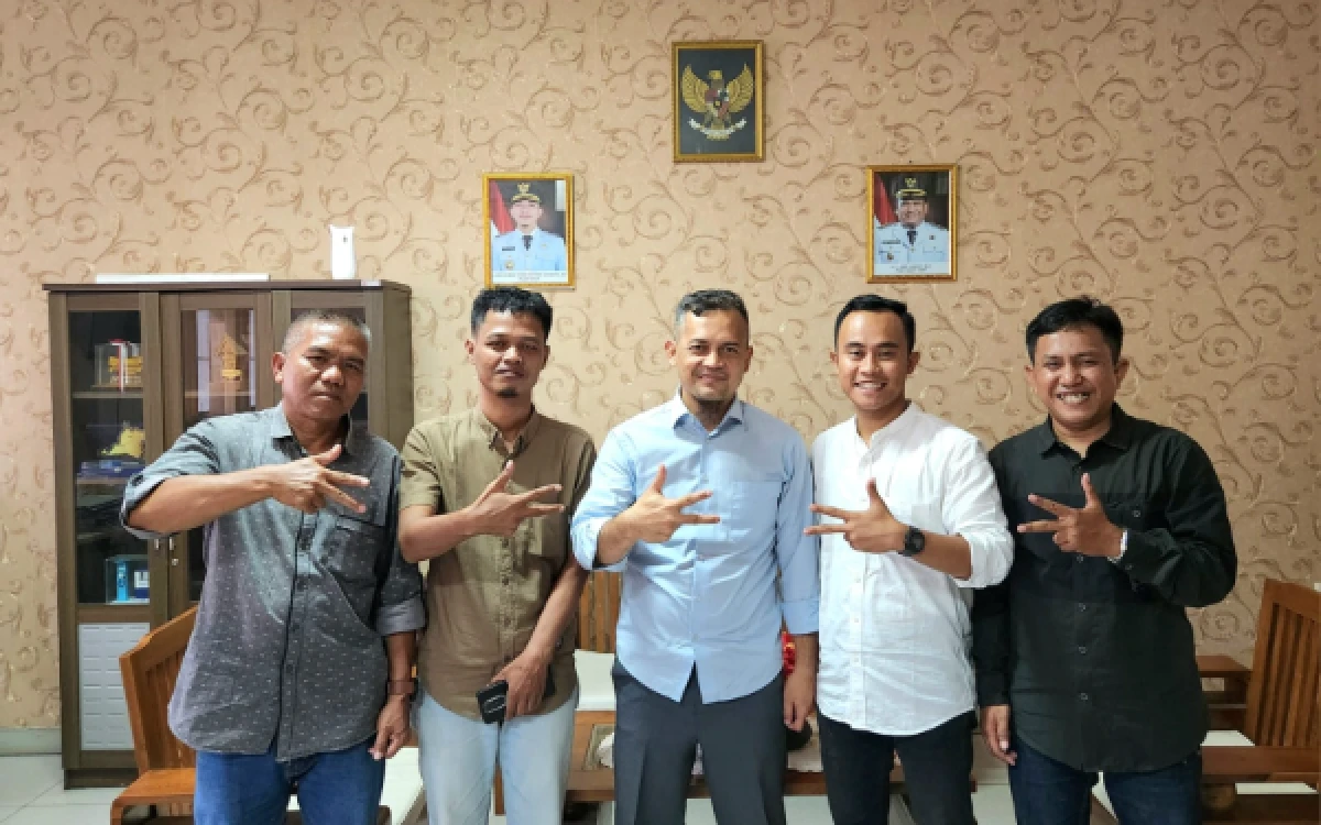 Foto Pimpinan Ketik.com bersama Asisten Pembangunan dan Perekonomian Setda Lebak Rahmat usai kunjungan silaturahmi di Pemkab Lebak, Kamis (1/10/2026). (Foto: Ketik.com)