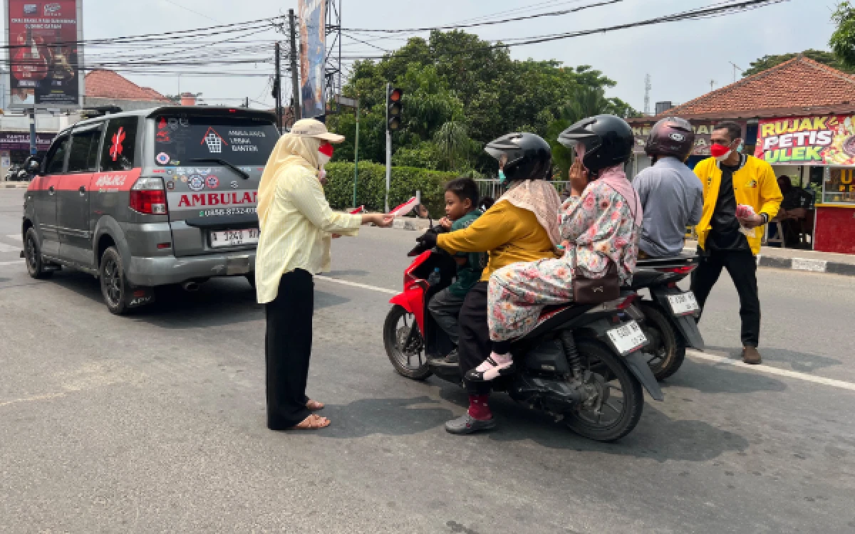 Thumbnail Berita - Golkar Lebak Bagikan 10.000 Masker kepada Warga Terdampak Erupsi Gunung Anak Krakatau