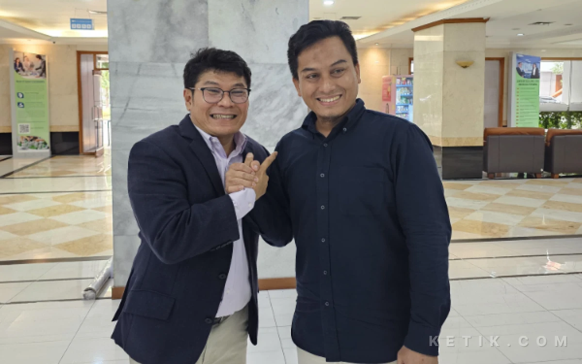 Foto Mahasiswa Magister Sains Sustainability Universitas Pertamina, Muhsin Budiono (kanan), saat foto bersama Dirut LKBN Antara, Benny Siga Butarbutar. (Foto: Dok. Ketik.com)