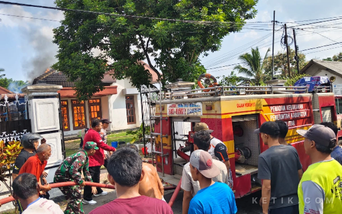 Thumbnail Berita - Si Jago Merah Hanguskan Rumah Warga Wlingi Blitar, Kerugian Ditaksir Capai Rp100 Juta