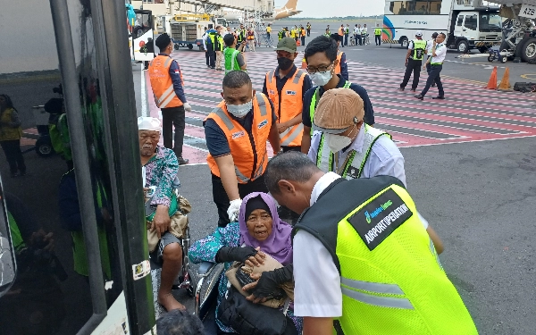 Thumbnail Petugas Bandara Internasional Juanda membantu jemaah haji masuk ke bus saat tiba di Indonesia, Selasa (4/7/2023). (Foto : M.Khaesar/Ketik.co.id)
